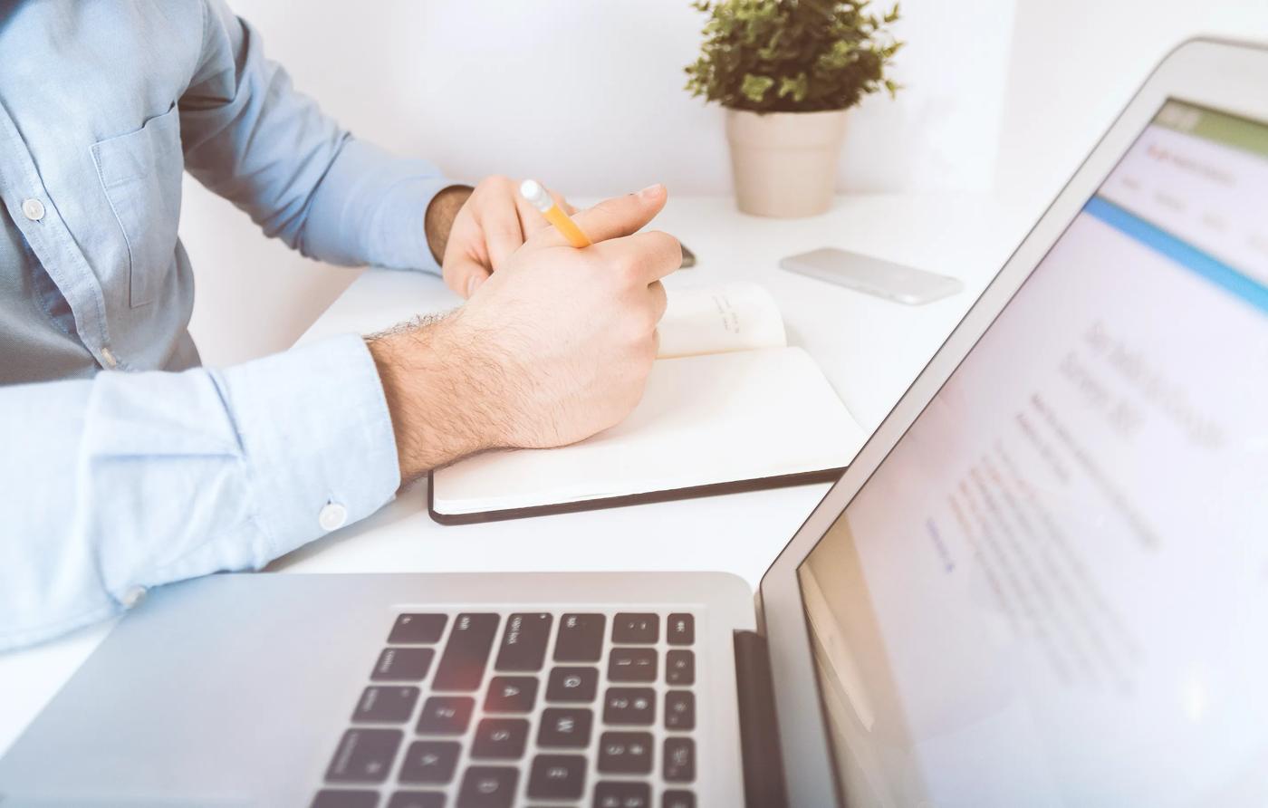 Consultor revisando documentación con un cliente
